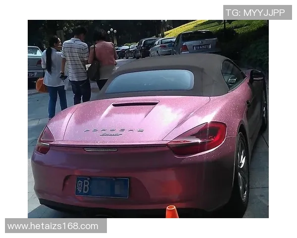 足球明星驾豪车训练展现奢华生活与职业追求的完美结合