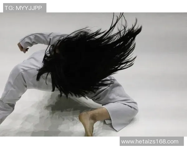 足球明星与京剧的奇妙碰撞精彩视频展现传统艺术与现代体育的完美融合